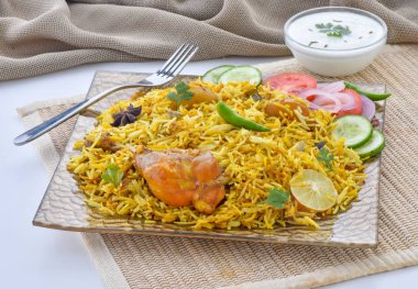 Biryani tabağı, yemek hazır taze tavuk ve tavuk Biryani sıcak