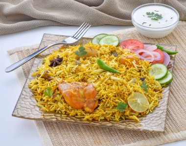 Biryani tabağı, yemek hazır taze tavuk ve tavuk Biryani sıcak