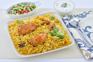 Biryani tabağı, yemek hazır taze tavuk ve tavuk Biryani sıcak