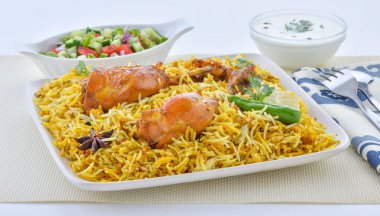 Biryani tabağı, yemek hazır taze tavuk ve tavuk Biryani sıcak
