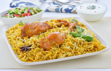 Biryani tabağı, yemek hazır taze tavuk ve tavuk Biryani sıcak