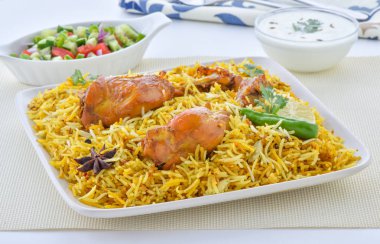 Biryani tabağı, yemek hazır taze tavuk ve tavuk Biryani sıcak