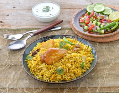 Baharatlı ve ağız sulandıran tavuk Biryani, hazırlanan tavuk ve baharat dolu