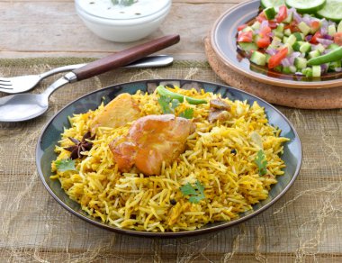Baharatlı ve ağız sulandıran tavuk Biryani, hazırlanan tavuk ve baharat dolu
