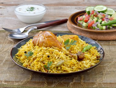 Baharatlı ve ağız sulandıran tavuk Biryani, hazırlanan tavuk ve baharat dolu