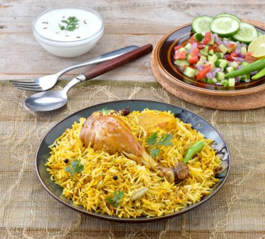 Baharatlı ve ağız sulandıran tavuk Biryani, hazırlanan tavuk ve baharat dolu