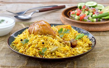 Baharatlı ve ağız sulandıran tavuk Biryani, hazırlanan tavuk ve baharat dolu