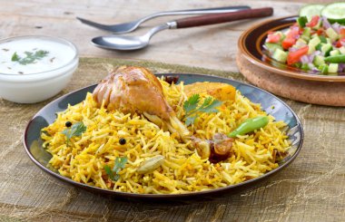 Baharatlı ve ağız sulandıran tavuk Biryani, hazırlanan tavuk ve baharat dolu