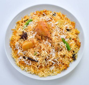 Baharatlı ve ağız sulandıran tavuk Biryani, hazırlanan tavuk ve baharat dolu