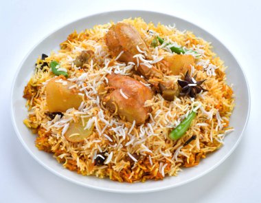 Baharatlı ve ağız sulandıran tavuk Biryani, hazırlanan tavuk ve baharat dolu