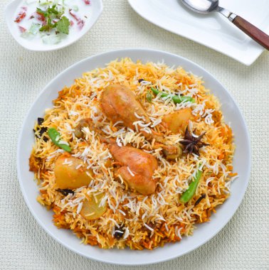 Lezzetli ve baharatlı tavuk Biryani