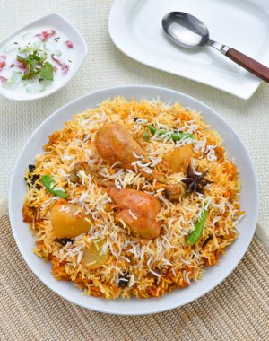 Lezzetli ve baharatlı tavuk Biryani