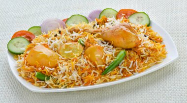 Lezzetli ve baharatlı tavuk Biryani