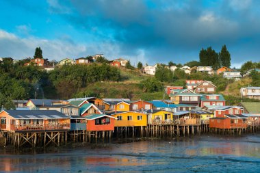 Geleneksel Tepedeki Ev palafitos Castro güney Şili Chiloe Island City olarak biliyorum