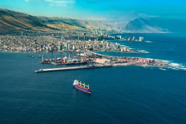 Bağlantı noktası şehir Iquique kuzey Şili Atacama Çölü'nın kıyılarında, havadan görünümü.