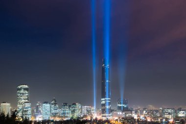 Las Condes ve geceleri, Santiago de Chile ışıklı Providencia bölgelerine manzarası