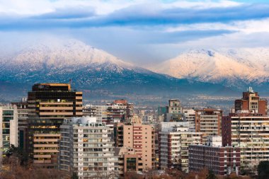 Binalarda Los Andes Dağları ile Providencia bölgesinde arka, Providencia, Santiago de Chile