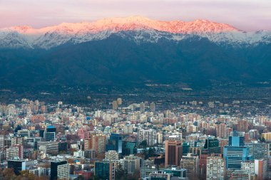 Panoramik Providencia bölgesinde Los Andes dağ silsilesi ile arkada, Santiago de Chile