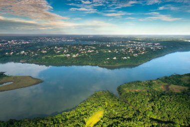 Parana Nehri havadan görünümü Brazi ve Paraguay sınırındaki
