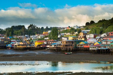 Geleneksel Tepedeki Ev palafitos Castro güney Şili Chiloe Island City olarak biliyorum