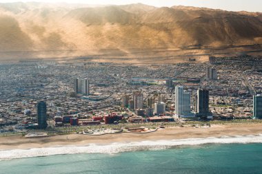 Iquique, Şili'deki Atacama Çölü Kuzey limanında havadan görünümü