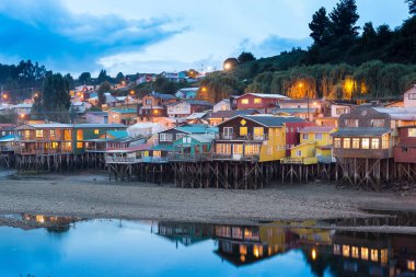 Geleneksel Tepedeki Ev palafitos Castro güney Şili Chiloe Island City olarak biliyorum