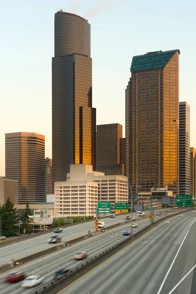 Interstate 5 ve downtown Seattle adlı gündoğumu, Washington State, ABD