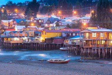 Geleneksel Tepedeki Ev palafitos Castro güney Şili Chiloe Island City olarak biliyorum