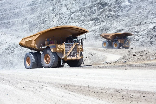 Enormi Dump Truck Una Miniera Rame Cielo Aperto Nel Nord — Foto Stock