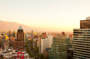El Bosque Avenue, Las Condes bölgesinde, Santiago, Şili ile Isidora Goyenechea zengin mahalle