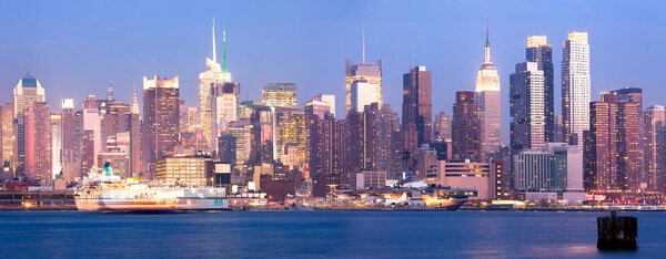 Ponoramic view of the skyline of midtown Manhattan at night, New York City, NY, USA