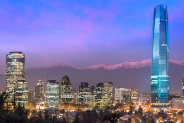 Arkada, Las Condes, Santiago de Chile Los Andes Dağları ile finans bölgesine manzarası