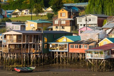 Geleneksel Tepedeki Ev palafitos Castro güney Şili Chiloe Island City olarak biliyorum
