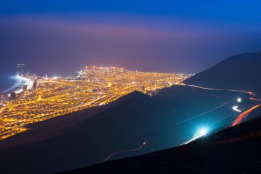 Bağlantı noktası şehir Iquique şafakta, Şili Atacama Çölü kıyılarında havadan görünümü