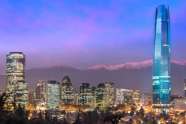 バック コンデス サンティアゴ チリのロス アンデス山脈と金融街スカイライン — ストック写真
