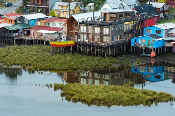Geleneksel Tepedeki Ev palafitos Castro güney Şili Chiloe Island City olarak biliyorum