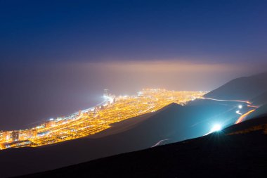 Bağlantı noktası şehir Iquique şafakta, Şili Atacama Çölü kıyılarında havadan görünümü