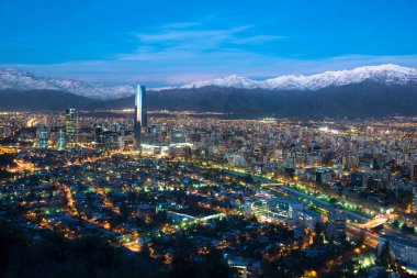Panoramik Providencia ve Las Condes semtlerinden Mapocho nehir ve Los Andes dağ silsilesi, Santiago de Chile