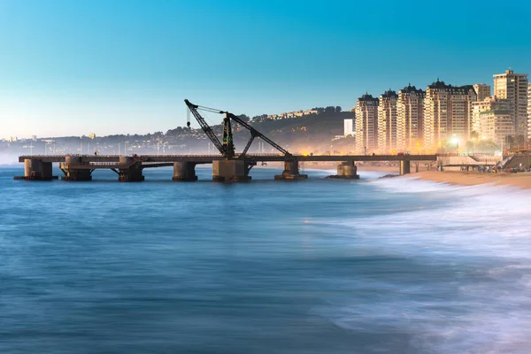 Muelle Vergara görünümünü alacakaranlıkta, Vina del Mar, V bölge de Valparaiso, Şili 