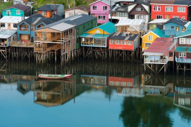 Geleneksel Tepedeki Ev palafitos Castro güney Şili Chiloe Island City olarak biliyorum