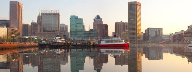 Şehir şehir manzarası ve Inner Harbor şafakta, Baltimore, Maryland, ABD