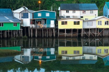 Geleneksel Tepedeki Ev palafitos Castro güney Şili Chiloe Island City olarak biliyorum