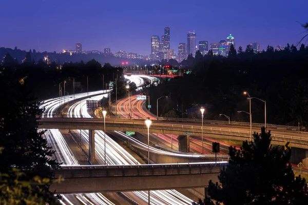 州际5和市中心的地平线在晚上 西雅图 华盛顿州 — 图库照片