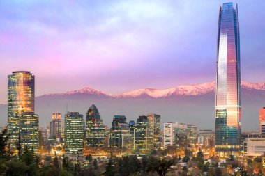 Santiago de Chile Las Condes ve Providencia ilçeleri ile Andları arkadaki, Skyline