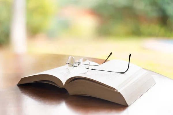 Reading Glasses Top Book — Stock Photo, Image