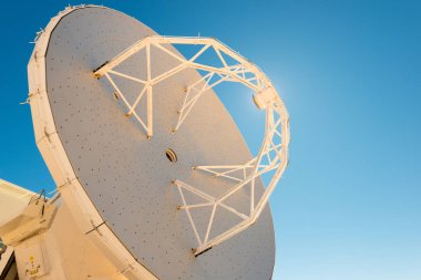 Şili Atacama Çölü'nde bir radyo teleskop anteni