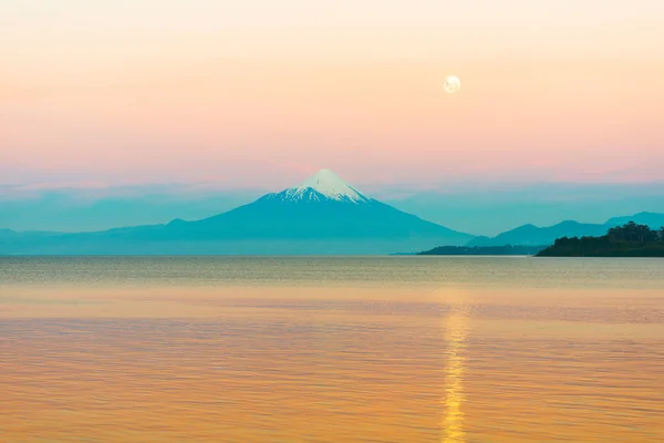 Lua Subindo Sobre Lago Llanquihue Vulcão Osorno Região Los Lagos — Fotografia de Stock