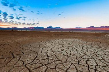 Kırık dünya ve Licancabur volkan Atacama Çölü.
