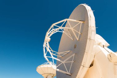 Şili Atacama Çölü'nde bir radyo teleskop anteni