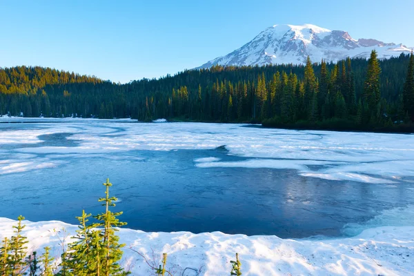 冷凍リフレクション湖とレーニア山日の出 マウント レーニエ国立公園 ワシントン州 — ストック写真